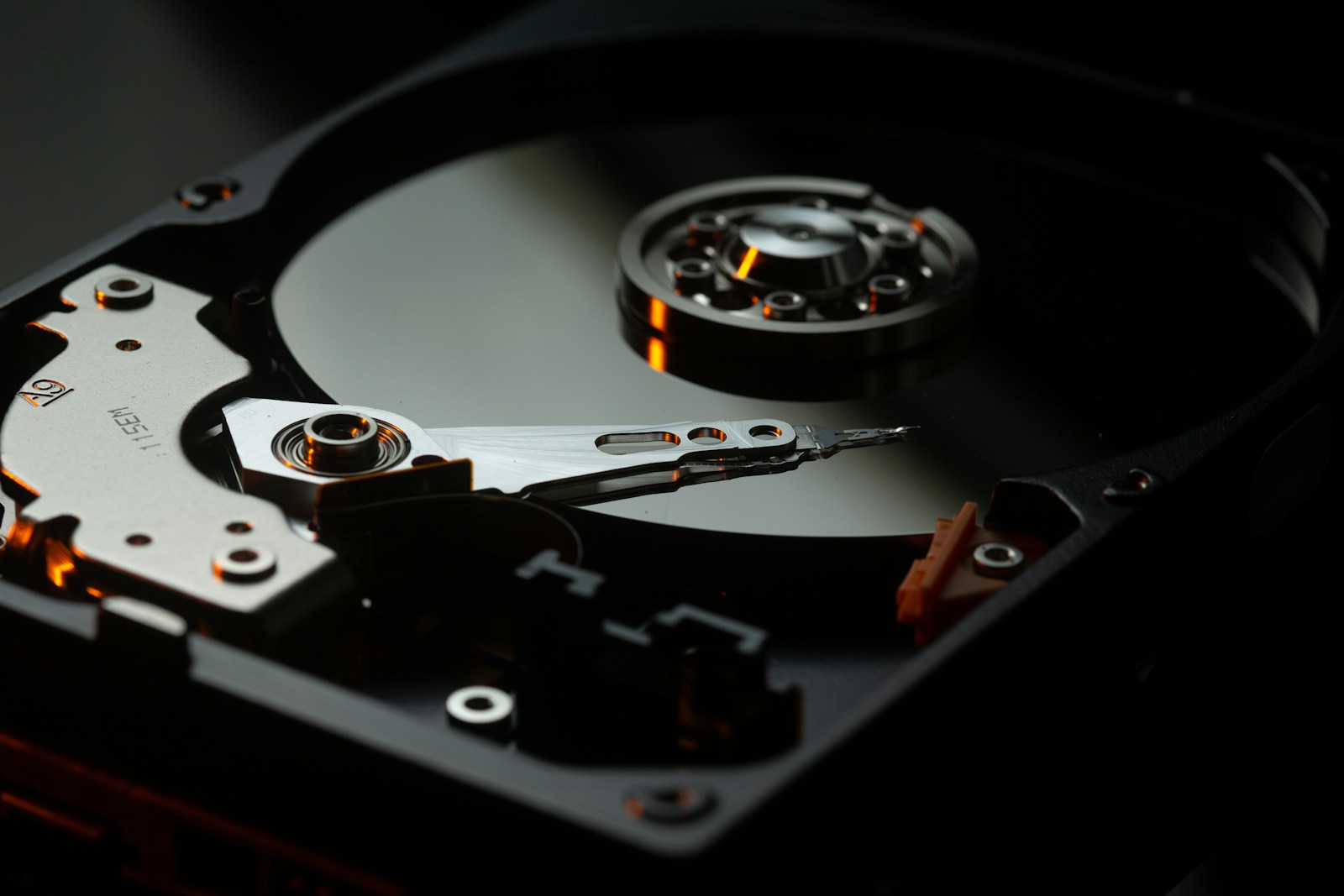 hard disk smontato su tavolo di legno nero